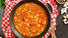 Ωραίος καιρός για φασολάδα! Το εθνικό μας πιάτο σε 13 συνταγές