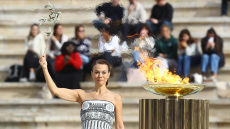 Η Ολυμπιακή Φλόγα παραδόθηκε στο Μιλάνο για τους Χειμερινούς Ολυμπιακούς Αγώνες, δείτε βίντεο 