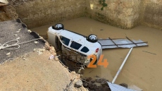 Αυτοκίνητο «βούλιαξε» και επέπλεε στις λάσπες στο Ηράκλειο όταν οδόστρωμα υποχώρησε λόγω της κακοκαιρίας