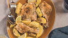 Κοτόπουλο κατσαρόλας λεμονάτο με πατάτες
