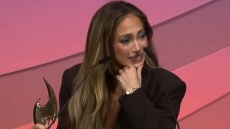 Η Τζένιφερ Λόπεζ ξέσπασε σε κλάματα μετά από βράβευσή της: Στα πρώτα βήματα της καριέρας μου ένιωθα αουτσάιντερ