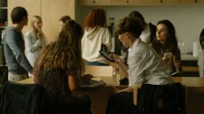 Οι άνθρωποι που μιλούν περισσότερες από μία γλώσσες κρατούν το μυαλό και το σώμα τους νεότερο