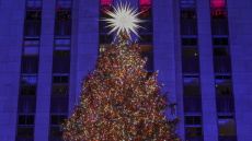 Φωταγωγήθηκε το χριστουγεννιάτικο δέντρο του Rockefeller Center: Στην κορυφή του αστέρι Swarovski 408 κιλών, δείτε βίντεο