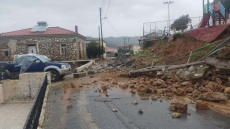 Προβλήματα από την κακοκαιρία Byron σε Λακωνία και Ζάκυνθο: Κατέρρευσε μαντρότοιχος σχολείου, απεγκλωβισμοί ατόμων