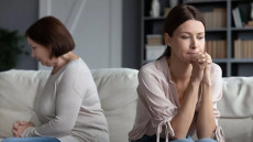 Τοξικοί συγγενείς: 5 τρόποι να προστατευτείτε χωρίς να τους κλείσετε την πόρτα