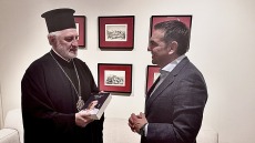 Με τον Αρχιεπίσκοπο Αμερικής Ελπιδοφόρο συναντήθηκε ο Τσίπρας, του δώρισε το βιβλίο του