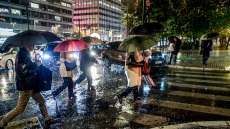 Κακοκαιρία Byron: Κλειστά σχολεία σήμερα στην Αττική και σε πολλούς δήμους, τι θα ισχύσει για τις δημόσιες υπηρεσίες, συστάσεις για τηλεργασία στον ιδιωτικό τομέα