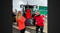 Φθιώτιδα: Πατέρας έκανε δώρο στην κόρη του ένα κόκκινο κάθισμα Ferrari για το τρακτέρ της, δείτε βίντεο