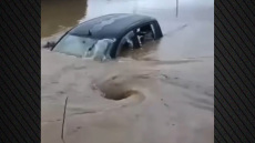 Συγκλονιστικές εικόνες, η ΕΜΑΚ διέσωσε οικογένεια από πλημμυρισμένο δρόμο στη Λακωνία - Προβλήματα από την κακοκαιρία Byron και στη Ζάκυνθο