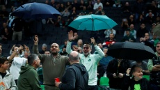 Παναθηναϊκός: Με ανοιχτές ομπρέλες στο κλειστό του ΟΑΚΑ «τρόλαραν» τον Ολυμπιακό για το ΣΕΦ οι φίλοι των πρασίνων 
