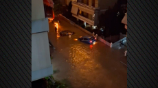 Αυτοκίνητα έγιναν... βάρκες στον Άλιμο λόγω της κακοκαιρίας και επέπλεαν στα λασπόνερα, δείτε βίντεο