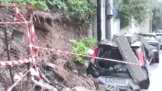 Μαντρότοιχος κατέρρευσε στη Βουλιαγμένη λόγω της κακοκαιρίας και καταπλάκωσε αυτοκίνητο
