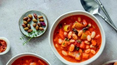 Χυλωμένη φασολάδα με σελινόριζα και θυμάρι
