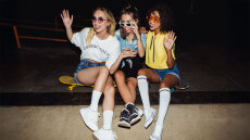 Gen Z και Millennials ξεχωρίζουν από τα παπούτσια που φοράνε σε εξόδους τους το βράδυ, δείτε βίντεο