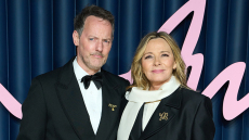 Η 69χρονη Κιμ Κατράλ παντρεύτηκε με τον κατά 14 χρόνια νεότερο σύντροφό της στο Λονδίνο