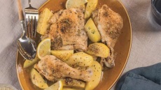 Κοτόπουλο κατσαρόλας λεμονάτο με πατάτες
