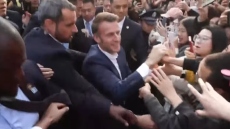 Κίνα: Υποδοχή ροκ σταρ για τον Εμανουέλ Μακρόν από φοιτητές του Πανεπιστημίου Σετσουάν, δείτε βίντεο 