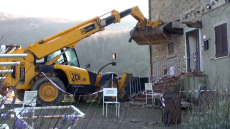 Απίστευτη υπόθεση στην Ιταλία: Αθωώθηκε για τη δολοφονία του γείτονά του γιατί εκείνος πήγε με εκσκαφέα να του γκρεμίσει το σπίτι