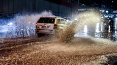 Η κακοκαιρία Byron χτυπάει την Αττική: Πλημμύρες σε Μάνδρα, 112 για απομάκρυνση από υπόγεια, κλειστή η Αθηνών-Κορίνθου από τα διόδια Ελευσίνας