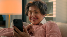 Τι είναι τα boomer ellipses που μπερδεύουν την Gen Z στα μηνύματα