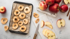 Φτιάχνουμε τραγανά τσιπς μήλου με μόλις 3 υλικά