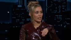 Μάιλι Σάιρους: Το χιουμοριστικό σχόλιο για το δαχτυλίδι του αρραβώνα της με τον Μαξ Μοράντο, ίσως και να ήταν προσφορά Black Friday, είπε