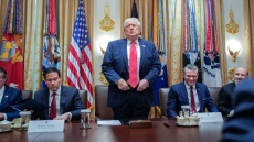 Ανάλυση New York Times: Ο Τραμπ γυρίζει την πλάτη στην Ευρώπη, την αντιμετωπίζει σαν εχθρό και την υποβαθμίζει σε εστία παρακμής