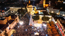 Στη Βηθλεέμ άναψε το χριστουγεννιάτικο δέντρο για πρώτη φορά από την έναρξη του πολέμου στη Γάζα: «Ήταν δύο δύσκολα χρόνια σιωπής»