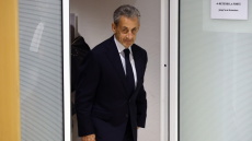 «Προσευχήθηκα για να αντέξω»: Το βιβλίο - εξομολόγηση του Σαρκοζί για τις 20 ημέρες που πέρασε στη φυλακή