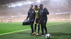 Αγωνία για τον Γκατσίνοβιτς: Αποχώρησε υποβασταζόμενος από το παιχνίδι της ΑΕΚ με τον Ατρόμητο 