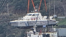 Βόλος: Ανελκύστηκε το σκάφος του Λιμενικού που έπεσε στα βράχια 