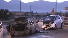 Αυτοκίνητο κάηκε ολοσχερώς μετά από τροχαίο έξω από το ΣΕΦ, δείτε βίντεο