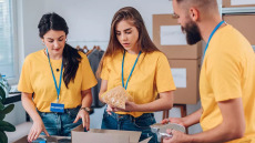 Ενεργός εθελοντής 1 στους 4 Έλληνες – Ποιο είναι το προφίλ του