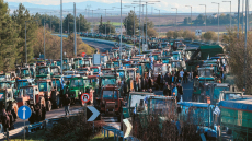 Στους δρόμους τα τρακτέρ, αλήθειες και ψέματα για τα μπλόκα των αγροτών