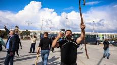 Ανοίγουν ξανά τα αεροδρόμια της Κρήτης, 8 αστυνομικοί τραυματίες από τα σοβαρά επεισόδια