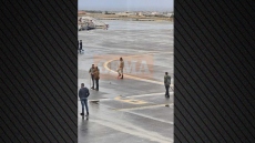 Αγρότες παίζουν ποδόσφαιρο στην πίστα του αεροδρομίου στο Ηράκλειο