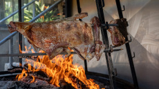 Taste Atlas: Αντικριστό, μπουγάτσα, ντοματοκεφτέδες, γουρουνοπούλα και... μαμούλια έστειλαν πέντε ελληνικές περιοχές στο top-10 των γαστρονομικών προορισμών