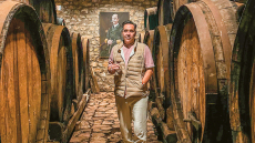 Το κελάρι της Ιστορίας: Μαυροδάφνη 150 χρόνων, βαρέλια μόνο για ηγέτες και βασιλείς στο οινοποιείο της Achaia Clauss στην Πάτρα