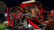 Σφοδρό τροχαίο με δύο νταλίκες και ένα αυτοκίνητο στην Αμφίκλεια με δύο τραυματίες, δείτε βίντεο και φωτογραφίες