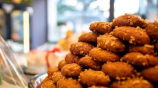 Ποιο είναι το καλύτερο μελομακάρονο της πόλης: 18 φούρνοι και ζαχαροπλαστεία για να διαλέξετε