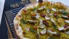 Moz Pizza: Ιταλική πίτσα, χανιώτικη μπίρα και βρετανική ροκ στον Κεραμικό