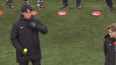 Βίντεο: Λύγισε ο μεταφραστής στο αντίο ποδοσφαιριστή σε ιαπωνικό σύλλογο
