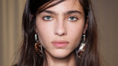 Γιατί η tubing mascara έχει γίνει η νέα εμμονή μας στο καθημερινό μακιγιάζ
