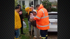 Η δραματική επιχείρηση διάσωσης μητέρας και βρέφους 6 μηνών στη Μάνδρα: Είχαν εγκλωβιστεί από την κακοκαιρία Byron, δείτε βίντεο και φωτογραφίες