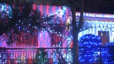 Χαλάνδρι: Εντυπωσιακός χριστουγεννιάτικος στολισμός σε σπίτι με 20.000 λαμπιόνια