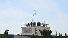 Έφοδος της ισραηλινής αστυνομίας στα κεντρικά γραφεία της UNRWA στην Ιερουσαλήμ – Ύψωσαν τη σημαία του Ισραήλ
