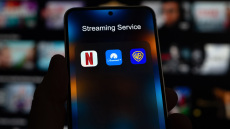 Η μάχη για τη Warner: Τα οικονομικά μεγέθη των διεκδικητών Netflix και Paramount, γιατί παρενέβη ο Τραμπ 