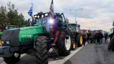 Οι αγρότες κλείνουν και σήμερα το μεσημέρι τον κόμβο στο Δερβένι στη Θεσσαλονίκη
