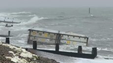 Τόνοι μπανάνες ξεβράστηκαν στις βρετανικές ακτές: Μην τις καταναλώνετε, λένε οι Αρχές
