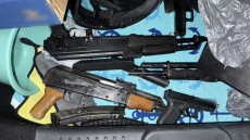 Σε αποθήκη ανάμεσα σε κοτέτσια στα Καλύβια έκρυβε τα όπλα και τα κλεμμένα αυτοκίνητα ο Κρητικός που προετοίμαζε δολοφονία